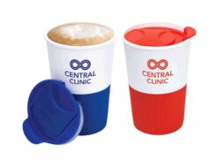 plastic mugs feature a non-spill lid